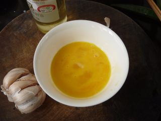 2、金蒜炒饭,蛋打开拌成蛋液