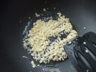 7、金蒜炒饭,在煎过蛋的锅内再下点茶油，把蒜全部倒进锅里