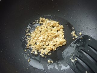 8、金蒜炒饭,把蒜炸至金黄带香脆