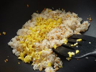 11、金蒜炒饭,再下蛋碎炒一会