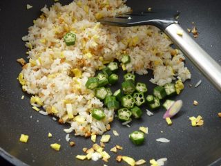 12、金蒜炒饭,下葱白、秋葵