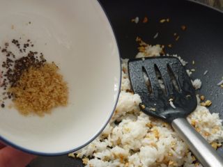 10、金蒜炒饭,把蒜盐与黑椒也放饭里炒均匀