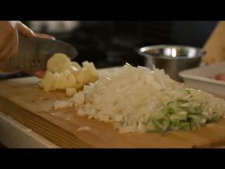 3、韩式炸酱面,食材切碎处理