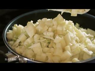 6、韩式炸酱面,加入切碎的食材，继续翻炒