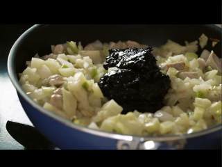 7、韩式炸酱面,加入黑豆酱，炒至变软