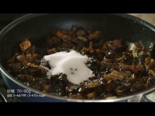 8、韩式炸酱面,加入70-90g砂糖继续翻炒