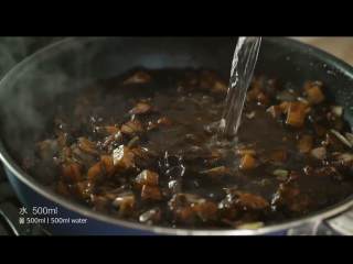 9、韩式炸酱面,加入500ml水焖煮