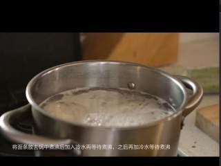 11、韩式炸酱面,开水煮面，煮沸后反复加入冷水，使之更加筋道