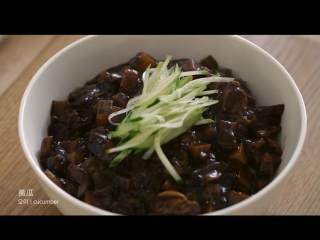 14、韩式炸酱面,放点黄瓜点缀，拌匀即可开吃