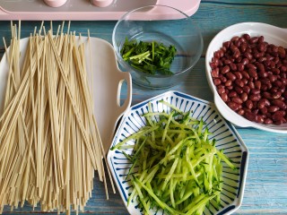 1、凉拌酸辣面,准备食材