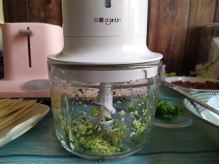 2、凉拌酸辣面,葱蒜打成碎