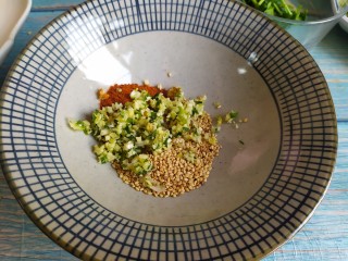 3、凉拌酸辣面,加入辣椒粉，白芝麻