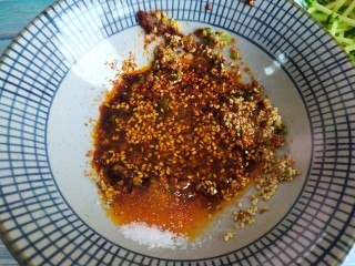 4、凉拌酸辣面,生抽，香醋，白糖，盐，淋热油，拌匀