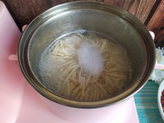 5、凉拌酸辣面,面条煮熟