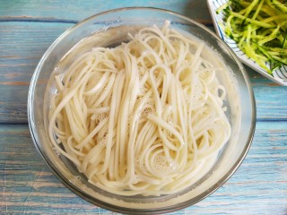 6、凉拌酸辣面,过两遍凉水