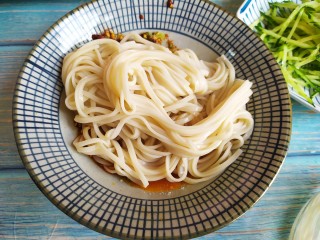 7、凉拌酸辣面,加入料汁中