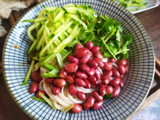 8、凉拌酸辣面,加入黄瓜丝，香菜，花生