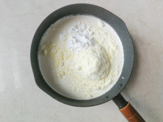 1、巧克力双色雪糕,除黑巧克力外的所有材料依次加入奶锅中