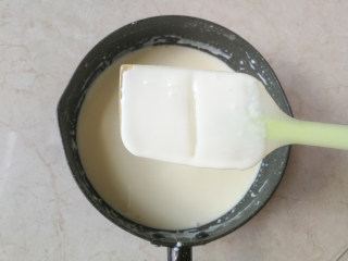 2、巧克力双色雪糕,燃气灶或电磁炉小火加热，一边加热一边用刮刀轻轻搅拌，以免糊底，加热至奶糊稍变浓稠，刮刀粘着的奶糊用手指一刮能呈现纹路不消失的状态即可