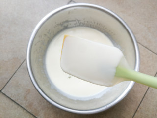 3、巧克力双色雪糕,奶糊离火晾凉，晾凉过程中需不时搅拌奶糊，以免表面结成奶皮，晾凉的奶糊用滤网过筛两遍，使奶糊质地更加细腻