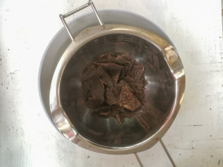 4、巧克力双色雪糕,黑巧克力放入巧克力融化碗中，隔65度左右温水化开