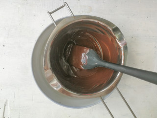 5、巧克力双色雪糕,完全融化的黑巧克力呈丝滑无颗粒状