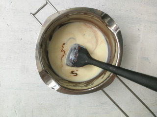 6、巧克力双色雪糕,取150g晾凉的奶糊加入融化的巧克力液中