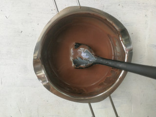 7、巧克力双色雪糕,搅拌均匀，得到巧克力味雪糕糊