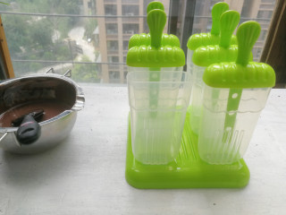 8、巧克力双色雪糕,雪糕模洗净，开水浸泡消毒后晾干待用