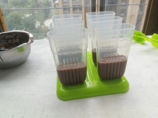 9、巧克力双色雪糕,将巧克力味雪糕加入雪糕模到一半位置，将雪糕模送入冰箱冷冻1小时，取出再倒入原味雪糕奶糊，倒满模具即可，插入雪糕棒，送入冰箱冷冻12小时以上