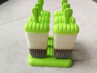 10、巧克力双色雪糕,冷冻好的雪糕取出，用冷水冲模具外部后，拔取雪糕棒脱模