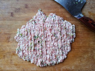 3、翡翠饺子——用一盘情意绵绵的饺子温暖整个冬天,继续剁碎在肉馅中,剁均匀。