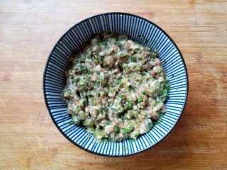 8、翡翠饺子——用一盘情意绵绵的饺子温暖整个冬天,记住一定要再次按同一方向搅拌均匀,这时芹菜饺子馅才算大功告成。包饺子的关键就在于馅料,如果饺子馅调制不好,一种美餐就被浪费了。