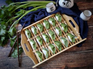 18、翡翠饺子——用一盘情意绵绵的饺子温暖整个冬天,捏好的饺子排排坐等下锅。