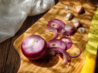 8、健康低脂 绵软拉丝厚底披萨,将洋葱切片