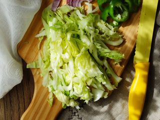 14、健康低脂 绵软拉丝厚底披萨,圆白菜切丝