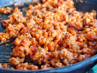 17、健康低脂 绵软拉丝厚底披萨,炒熟后加入番茄酱搅拌均匀,一半盛出 一半留在锅里