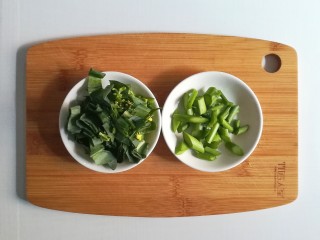 2、午餐-鸡蛋芥兰炒饭,菜叶和菜梗分开切好装好