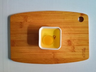 3、午餐-鸡蛋芥兰炒饭,鸡蛋磕开