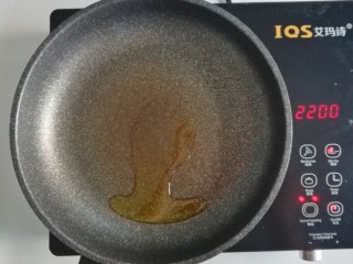 4、午餐-鸡蛋芥兰炒饭,起锅倒入黑芝麻牛油果油