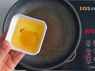 5、午餐-鸡蛋芥兰炒饭,倒入鸡蛋炒成小块