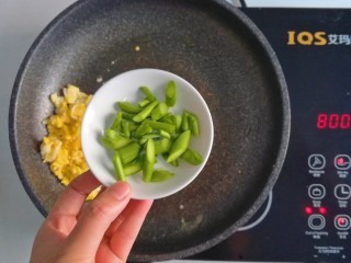 6、午餐-鸡蛋芥兰炒饭,加入菜梗