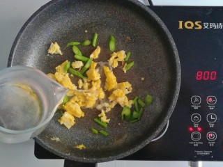 7、午餐-鸡蛋芥兰炒饭,适量清水入锅