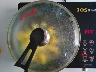 8、午餐-鸡蛋芥兰炒饭,加盖煮3分钟,把菜梗煮软