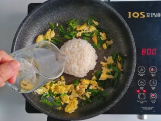 11、午餐-鸡蛋芥兰炒饭,倒入适量清水在米饭里翻炒均匀