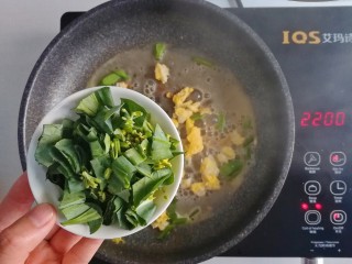 9、午餐-鸡蛋芥兰炒饭,加入菜叶翻炒