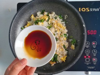 12、午餐-鸡蛋芥兰炒饭,出锅前倒入少许宝宝酱油翻炒均匀即可