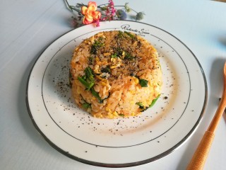 13、午餐-鸡蛋芥兰炒饭,出锅后撒入牡蛎黑芝麻粉提味即可食用哦