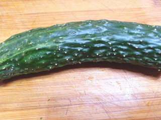 1、雪碧凉面,黄瓜洗净切丝