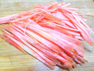 3、雪碧凉面,切丝